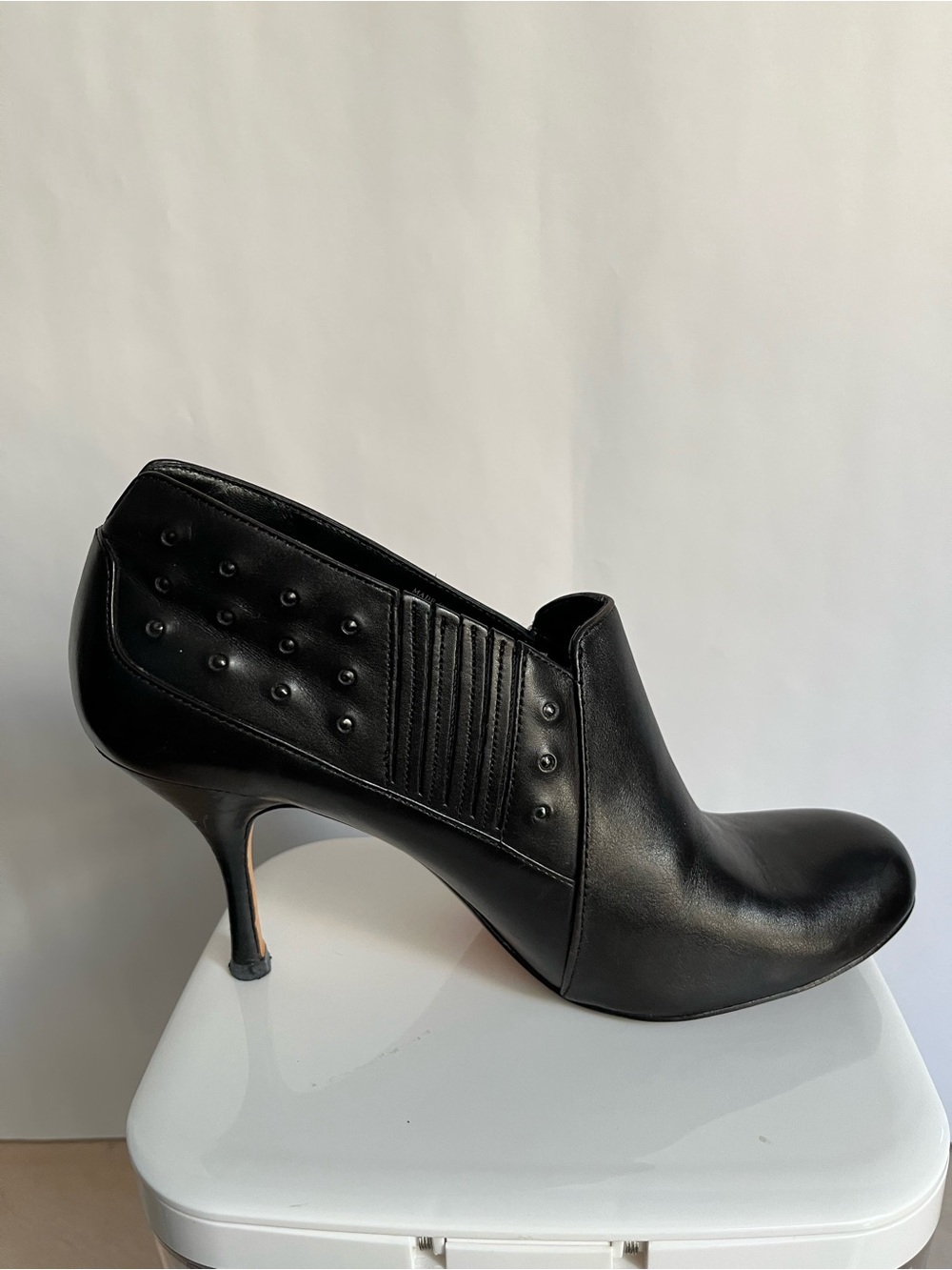 Max Studio Black Leather Pointed-Toe Stiletto Ankle Shoe 7.5 studded